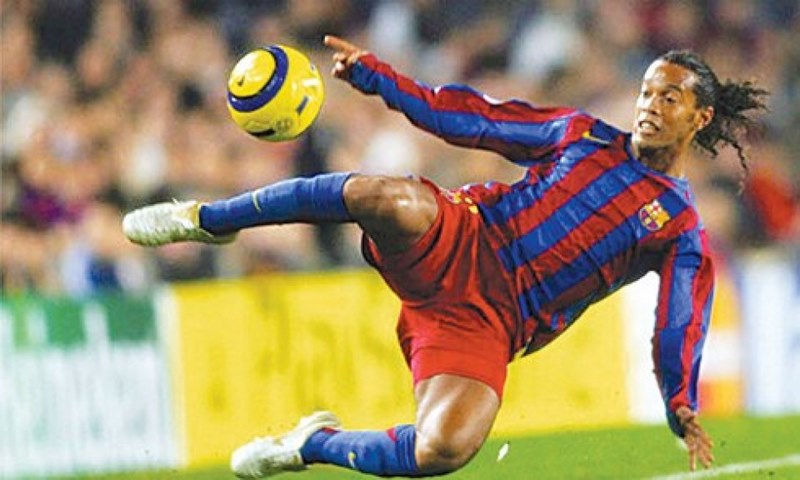 Ronaldinho được biết là cầu thủ đá phạt trẻ tuổi nhất 