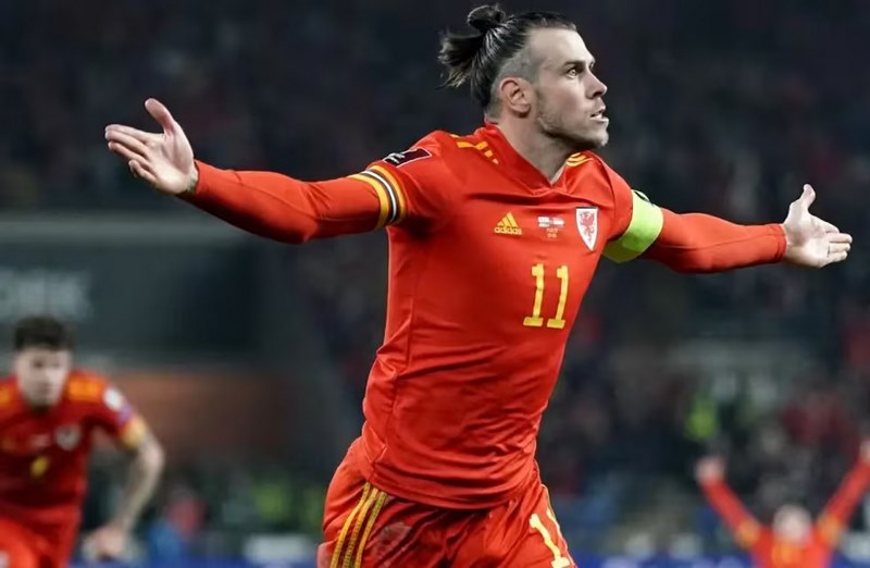 Gareth Bale khiến cổ động viên vỡ òa với những pha ném biên kịch tính