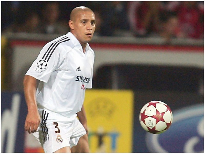 Roberto Carlos có những pha ném biên đẳng cấp xa tới 36m