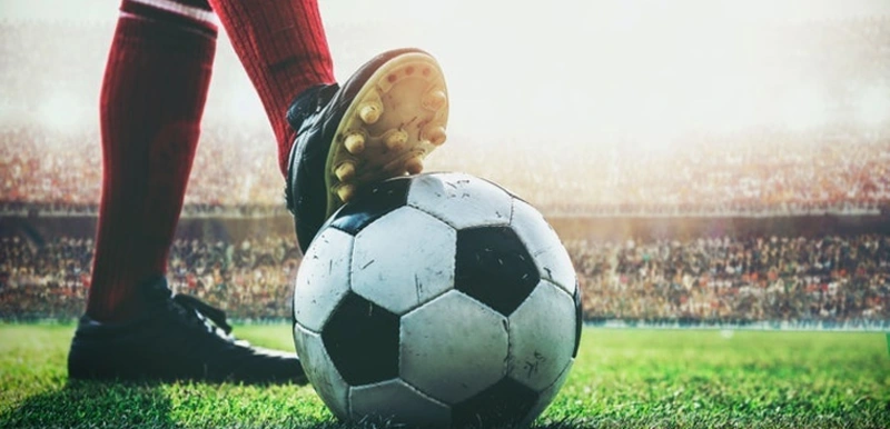Quả bóng đá tiêu chuẩn và các tiêu chí dành cho sân thi đấu 11 người theo quy định Fifa.webp