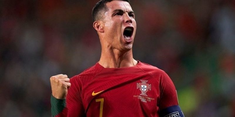  Cầu thủ Cristiano Ronaldo với mức thu nhập 208,6 triệu USD/năm 
