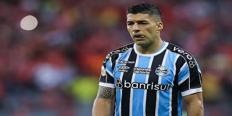 Suarez cầu thủ ăn vạ kinh điển